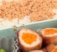 坂田さんが中学2年生の娘さんのために初めて作った弁当／坂田聖一郎（ドラゴン先生）さん（@dragonteacher2020）提供＝画像をトリミングしています