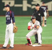 WBCで適時打を放ち、二塁上でペッパーミル・パフォーマンスを決めるラーズ・ヌートバー選手＝京ドーム