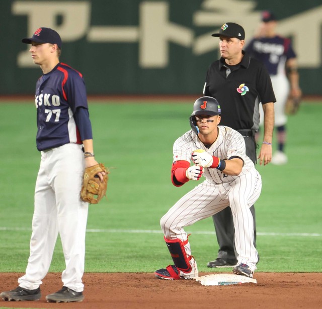 WBCで適時打を放ち、二塁上でペッパーミル・パフォーマンスを決めるラーズ・ヌートバー選手＝京ドーム