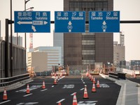 高速道路の交通規制で等間隔に並んでいるラバーコーン※画像はイメージです（kawamura_lucy/stock.adobe.com）