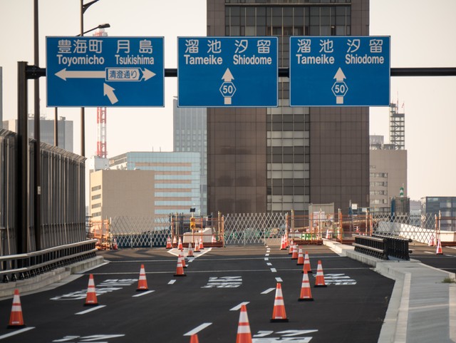 高速道路の交通規制で等間隔に並んでいるラバーコーン※画像はイメージです（kawamura_lucy/stock.adobe.com）