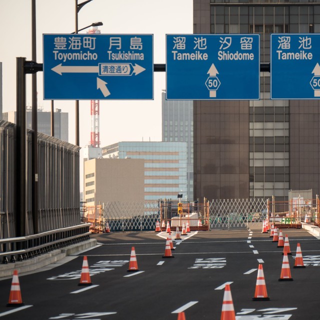 高速道路の交通規制で等間隔に並んでいるラバーコーン※画像はイメージです（kawamura_lucy/stock.adobe.com）