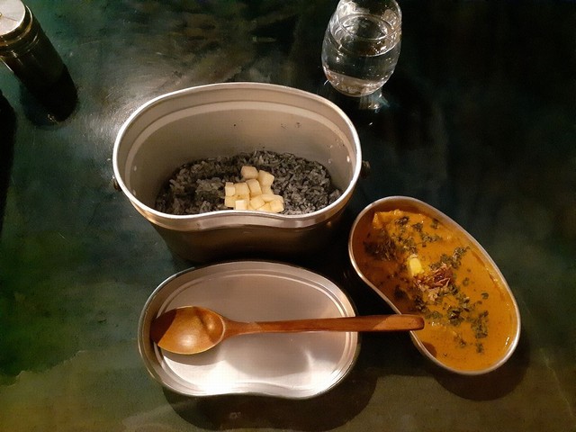 中蓋を外すと山芋をトッピングした竹炭ごはん