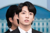 米ホワイトハウスの定例会見で記者団に韓国語で話すBTSのJUNG KOOKさん