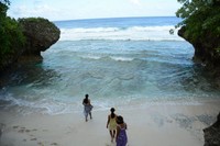 ニウエの海で遊ぶ子どもたち