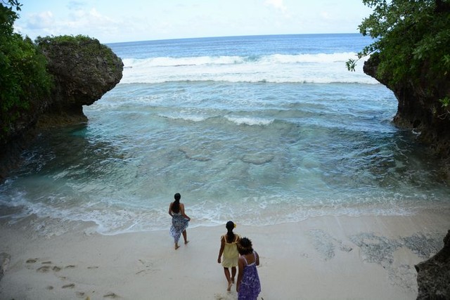 ニウエの海で遊ぶ子どもたち