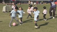 岡山県総合グラウンドで子どもたちを対象にしたサッカーやソフトボールの教室　岡山市
