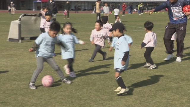 岡山県総合グラウンドで子どもたちを対象にしたサッカーやソフトボールの教室　岡山市