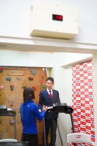 ミウラドルフィンズの低酸素室でトレーニングを行う佐田展隆社長（中央右）