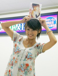 2005年、DVDの発売記念イベントで笑顔を振りまく小阪由佳
