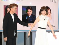 松本伊代（右）をエスコートするヒロミ＝2024年