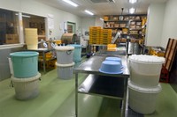 奈良漬をカットして袋に詰める「詰め場」（2026年9月撮影）