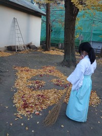 落ち葉に還っていく煉獄さん。また会えますよね…（若宮八幡宮・金山神社(俗称かなまら様)公式さん提供）