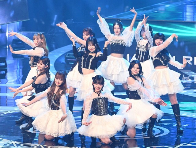 2024年の日本レコード大賞で、息の合ったパフォーマンスを見せる「ME:I」＝新国立劇場