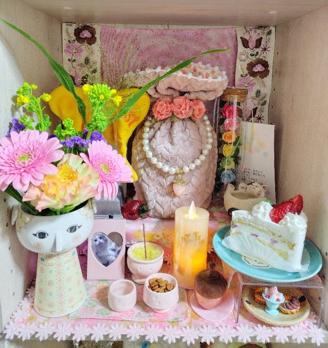 いちごが大好きだったため、骨壺カバーの裏地や骨壺にかけるネックレスのトップをいちごにした