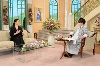 黒柳徹子さん（右）とトークを繰り広げる井川遥さん
