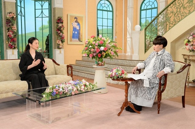 黒柳徹子さん（右）とトークを繰り広げる井川遥さん
