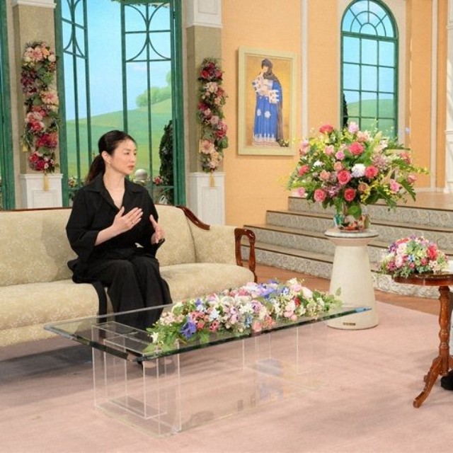 黒柳徹子さん（右）とトークを繰り広げる井川遥さん