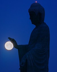 こちらは大仏が月でバスケをしているような写真