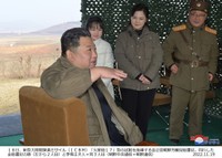 2022年11月18日、大陸間弾道ミサイル（ICBM）「火星17」の試射を指導する金正恩総書記と娘、妻の李雪主氏