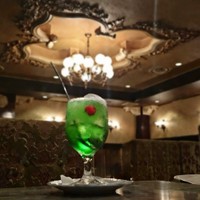 この重厚な空間でいただく、クリームソーダは格別（「喫茶 王城」のXより）