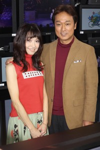 石川ひとみ（左）の肩に手を回す太川陽介＝2013年