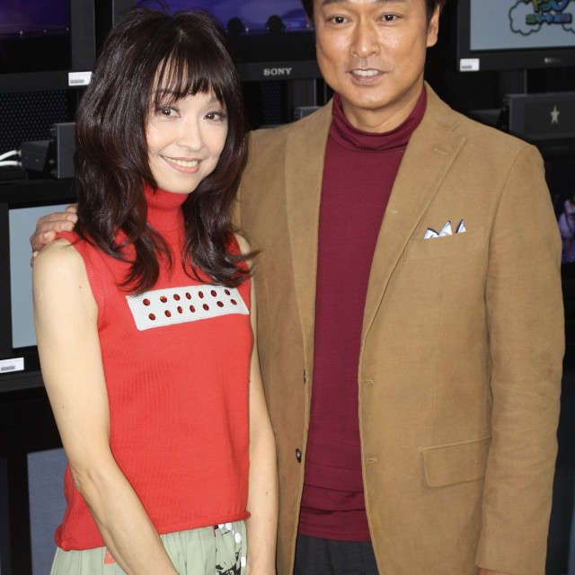 石川ひとみ（左）の肩に手を回す太川陽介＝2013年
