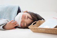 1歳の娘が熱を出して寝ているのに……酔っ払って友達2人を連れ帰ってきた夫に、妻は？（ucchie79/stock.adobe.com）