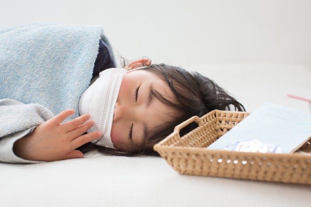 1歳の娘が熱を出して寝ているのに……酔っ払って友達2人を連れ帰ってきた夫に、妻は？（ucchie79/stock.adobe.com）