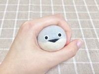 握られるサカバンバスピス（提供：みおっぺさん）