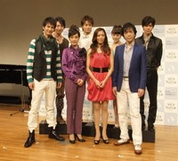 「アリス　イン　ワンダーランド」美声を披露した（前列左から）ＪＯＹ、濱田めぐみ、安蘭けい、石川禅、（後列左から）松原剛志、田代万里生、高畑充希、柿澤勇人＝2012年