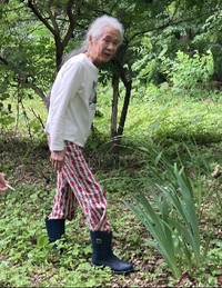 岩手・盛岡の自宅敷地内で、自然に囲まれながら生活した漫画家、イラストレーターの宮西計三さん（写真提供・イヌイジュン）