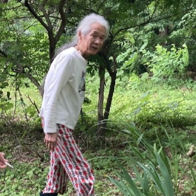 岩手・盛岡の自宅敷地内で、自然に囲まれながら生活した漫画家、イラストレーターの宮西計三さん（写真提供・イヌイジュン）