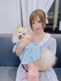 愛犬と写真に収まるすみれおじさん