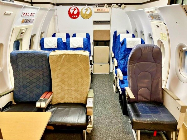 再現度が高い！ 室内に再現した飛行機内のインテリア（画像提供：グロジー2ndさん）