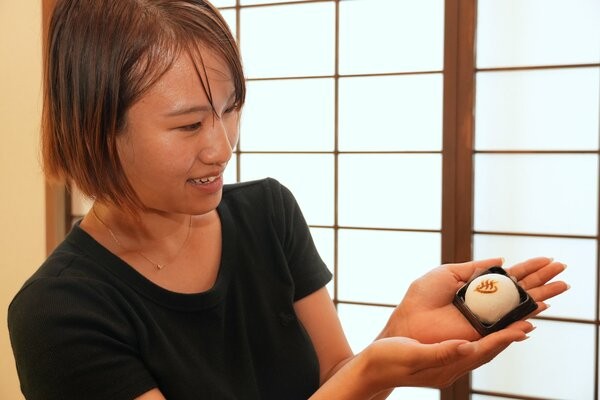 草津市観光物産協会が販売した「温泉ないまんじゅう」（同市草津２丁目）