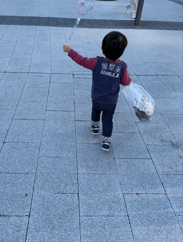 普段から元気いっぱいのお子さんだそう（でこぽんさん提供）