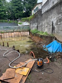 ポンプで水を抜く様子（KazMiyamoさん提供）