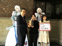 1万人達成記念品贈呈の様子／林原美術館