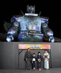 復活した大魔神の前でポーズをとる（左から）三池崇史監督、猪股怜生、寺田心、杉咲花＝東京・神田明神（撮影・西岡正）
