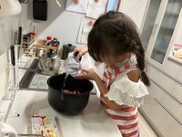 日常的に料理に挑戦する娘さんの様子（※写真は投稿とは別日のもの）／はるぴんさん（@akarin33）提供