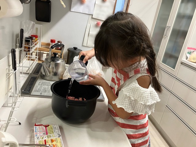 日常的に料理に挑戦する娘さんの様子（※写真は投稿とは別日のもの）／はるぴんさん（@akarin33）提供