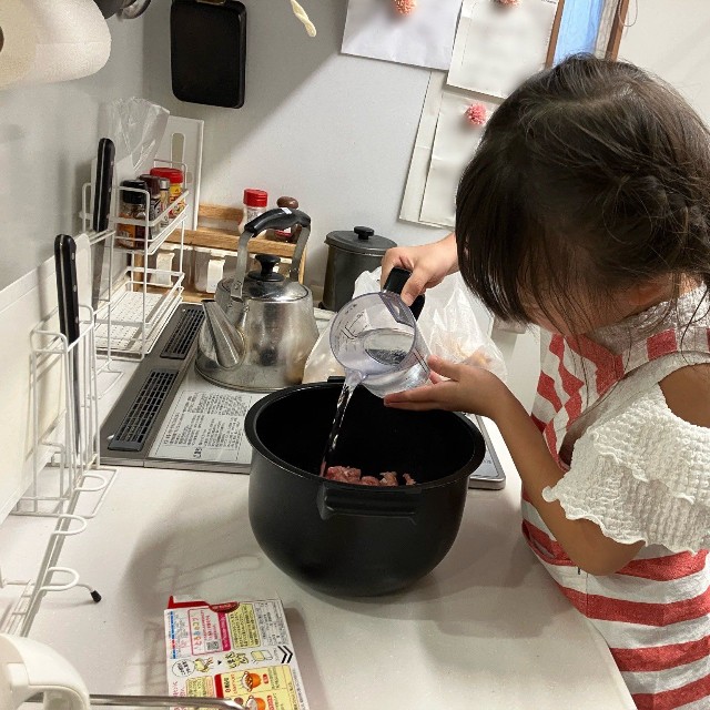 日常的に料理に挑戦する娘さんの様子（※写真は投稿とは別日のもの）／はるぴんさん（@akarin33）提供