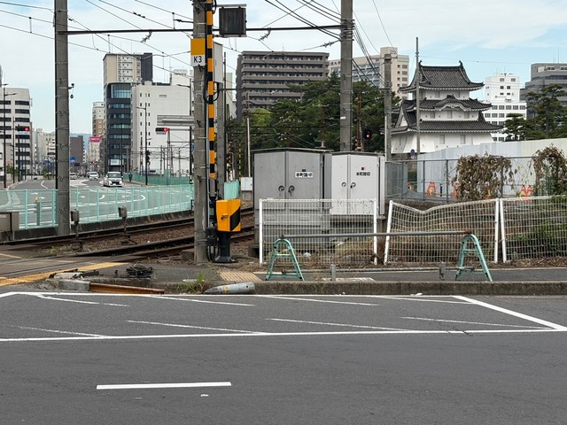 ことでんの踏切の遮断機にトラックが衝突　けが人・運休などなし　香川