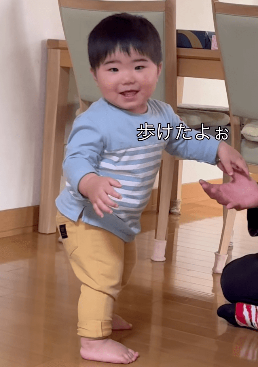 1歳と2カ月…初めての一歩♡（提供：@arara_norararaさん）