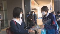 オミクロン株対応ワクチンの接種を呼び掛ける選手（岡山・北区駅元町　午前8時前）