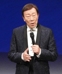 82歳となった今年５月、ステージで歌った橋幸夫さん。生涯現役を貫いた＝神奈川県内