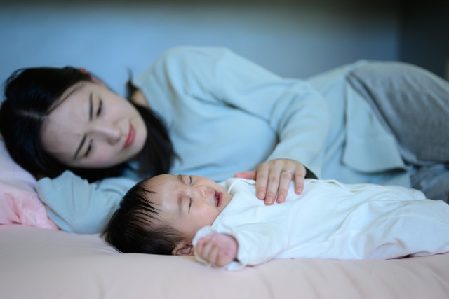 添い寝で気にかけるのは「赤ちゃんの安全」と「自分の睡眠」　※画像はイメージです（kapinon/stock.adobe.com）