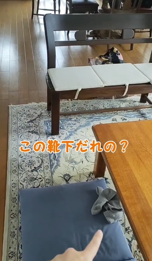 リビングに放置された脱ぎっぱなしの靴下／お義母さんと嫁ちゃん（@ogiboo_yome）さん提供