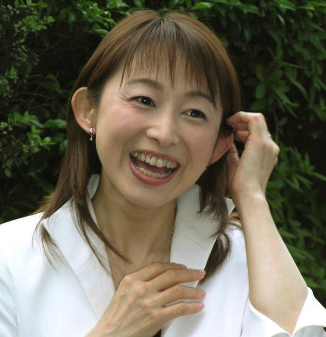 松本志のぶアナウンサー＝2003年